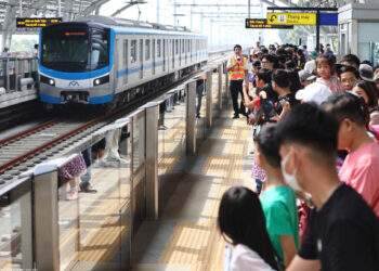 I’m surprised to find HCMC metro passengers as civilized as Singapore’s