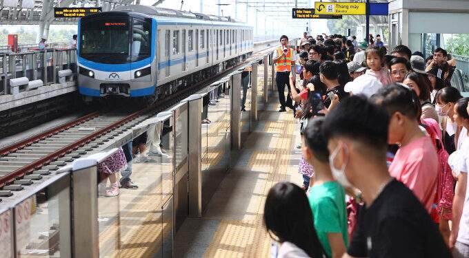 I’m surprised to find HCMC metro passengers as civilized as Singapore’s