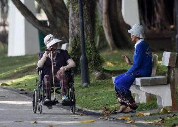 Singapore to offer up to US$220 in cash to each senior citizen