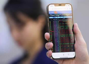 Stocks dive to 7-week bottom