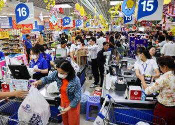 Supermarkets packed with Lunar New Year shoppers