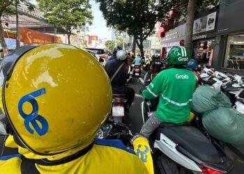 Tet holiday orders, congested roads overwhelm delivery workers
