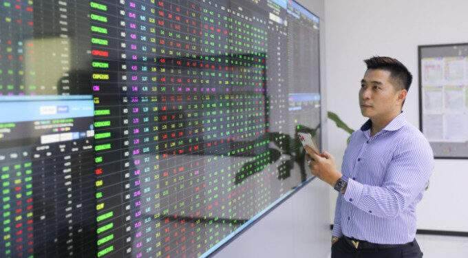VN-Index rises as trading nears 15-month low