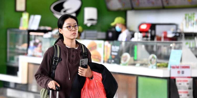 Vé máy bay Tết 'cháy' cả hạng thương gia, bay vòng 10 tiếng mới về nhà