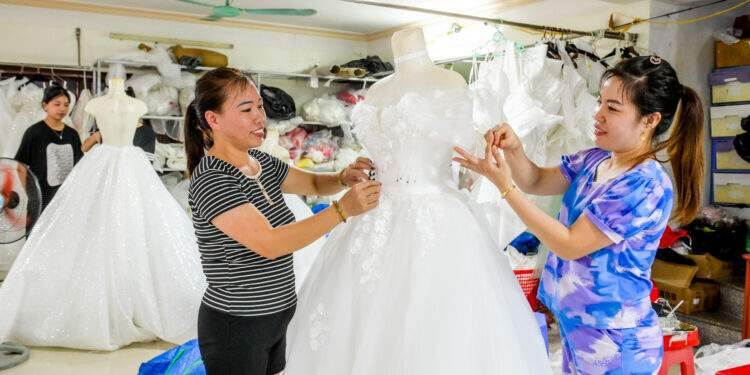 Xã ven biển Nam Định thành công xưởng may váy cưới lớn bậc nhất