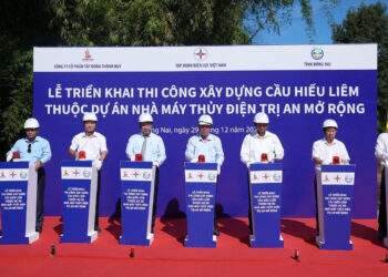 Xây cầu Hiếu Liêm thuộc dự án Nhà máy thủy điện Trị An mở rộng