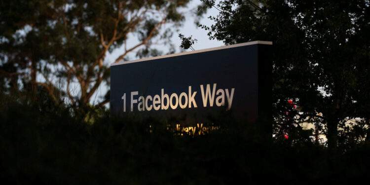 Bạn có biết kể cả khi tắt định vị, Facebook vẫn theo dõi bạn?