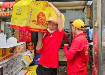 Bánh thần tài, heo quay cúng khai trương "cháy hàng" trong ngày mùng 6