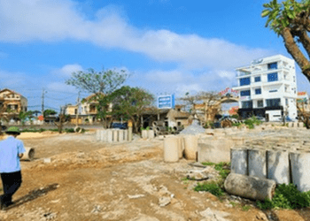 Cho doanh nghiệp sử dụng hơn 2.600m2 đất vàng để đổi lấy… 2 tấm pano?