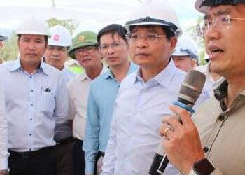 Doanh nghiệp cam kết tăng tốc bù tiến độ dự án cao tốc Cam Lâm