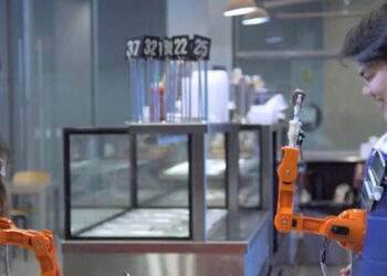 Độc đáo cánh tay robot đút thức ăn cho người