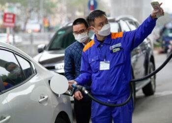 Fuel prices decline - VnExpress International