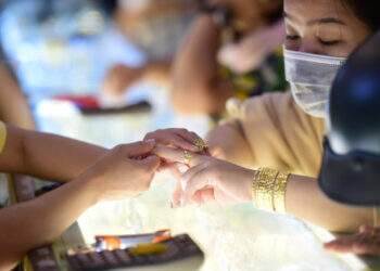 Gold bar hits 8-month high