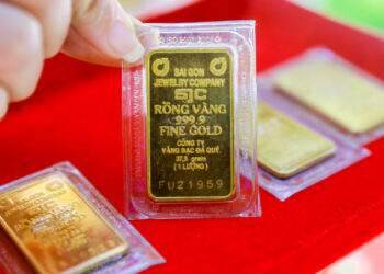 Gold prices climb to 2.5-month high amid rising global rates