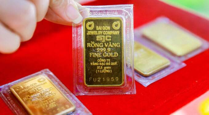 Gold prices climb to 2.5-month high amid rising global rates