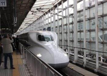 Government prioritizes high-speed rail projects for public funding