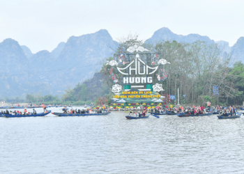 Khai hội chùa Hương năm Ất Tỵ: “Thoát nạn” ùn tắc, chèo kéo khách