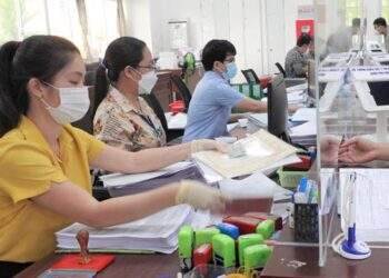 Kiến nghị giảm tuổi nghỉ hưu với nữ công chức, viên chức xuống 55 tuổi