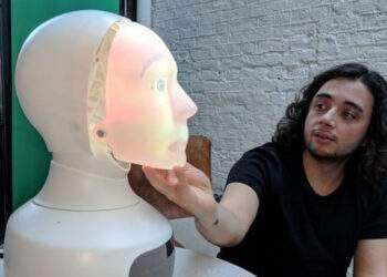 Robot chuyên tâm sự với con người