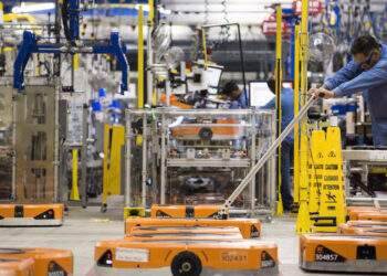 Robot làm thủng hộp thuốc diệt côn trùng, 24 nhân viên Amazon nhập viện