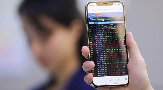 VN-Index tumbles as global stocks slump