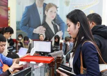 Xếp hàng mua vàng ngày thần tài ở Hà Nội nhưng tiệm chỉ bán 5 chỉ