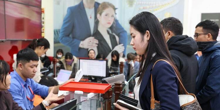 Xếp hàng mua vàng ngày thần tài ở Hà Nội nhưng tiệm chỉ bán 5 chỉ