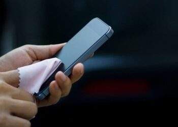Cách vệ sinh thiết bị công nghệ an toàn nhất