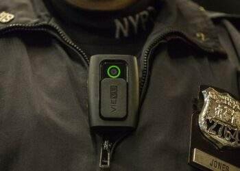 Camera đeo người bỗng nhiên bốc cháy, cảnh sát New York lo ngại