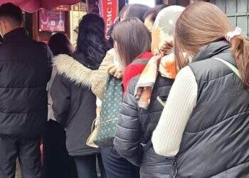 "Cò mồi" chực chờ bên ngoài tiệm vàng chờ mua lại