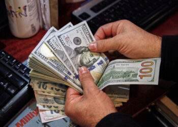 Dollar dips against dong on black market