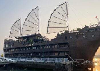 Floating restaurant on Saigon River to be auctioned by creditor bank