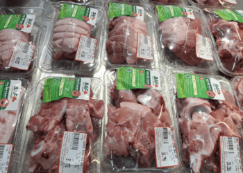 Giá thành heo hơi chỉ 45.000 đồng/kg, thịt heo vọt lên 280.000 đồng/kg