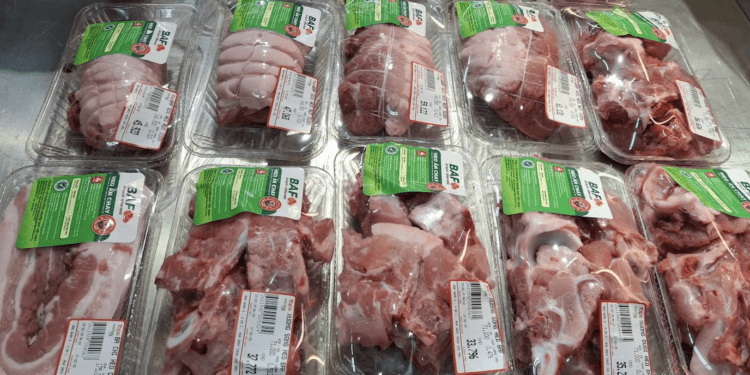 Giá thành heo hơi chỉ 45.000 đồng/kg, thịt heo vọt lên 280.000 đồng/kg