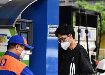 Giá xăng trong nước ngày mai có khả năng giảm mạnh