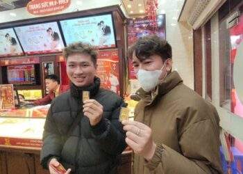 Người trẻ đi mua vàng ngày càng nhiều