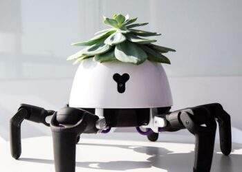 Robot trồng cây có thể tự di chuyển về phía ánh sáng
