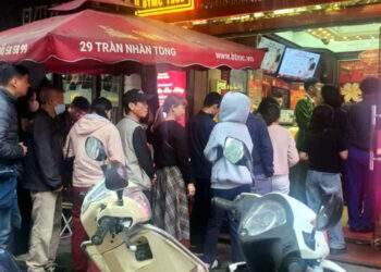 Rút tiền tiết kiệm, người Hà Nội đội mưa chờ mua vàng ngày giá lên đỉnh