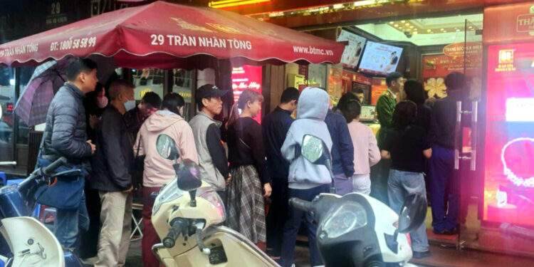 Rút tiền tiết kiệm, người Hà Nội đội mưa chờ mua vàng ngày giá lên đỉnh