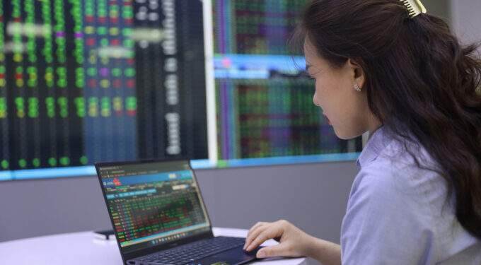 Stocks end 4th session in green