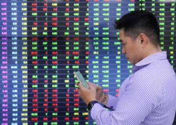 Stocks start week in green