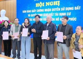 Trao giấy chứng nhận quyền sử dụng đất và Quyết định giao đất cho các hộ có đất thuộc diện thu hồi