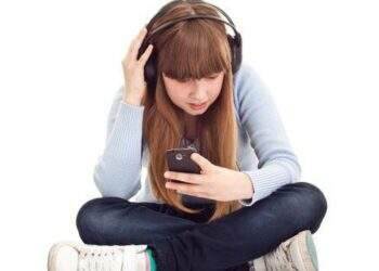 Trẻ em nghe nhạc qua tai nghe dễ bị mất thính lực