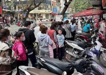 Vietnamese snap up gold as prices soar to historic highs