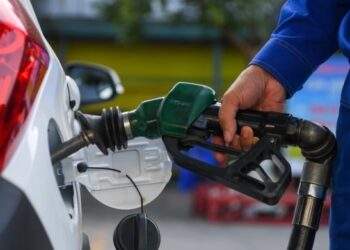 Dầu thô lao dốc không phanh, rớt giá 30% so với năm ngoái