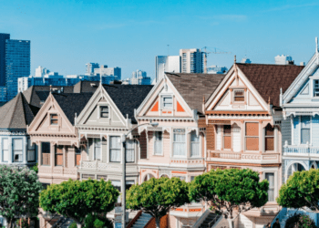 Điện mặt trời mái nhà ở Mỹ đối mặt biến cố lớn, triệu hộ gia đình lo ngại