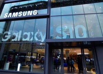 Đối thủ lớn nhất của iPhone nắm lợi thế giữa cơn bão thuế quan của Mỹ