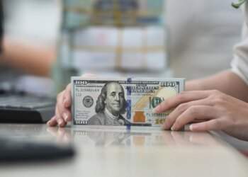 Dollar dips against dong on black market