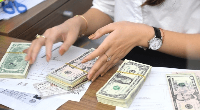 Dollar slides against dong - VnExpress International