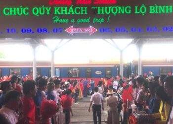Đón, tiễn gần 900 hành khách trên “Đoàn tàu Thống Nhất”-“Biểu tường Hòa bình” tại ga Đà Nẵng